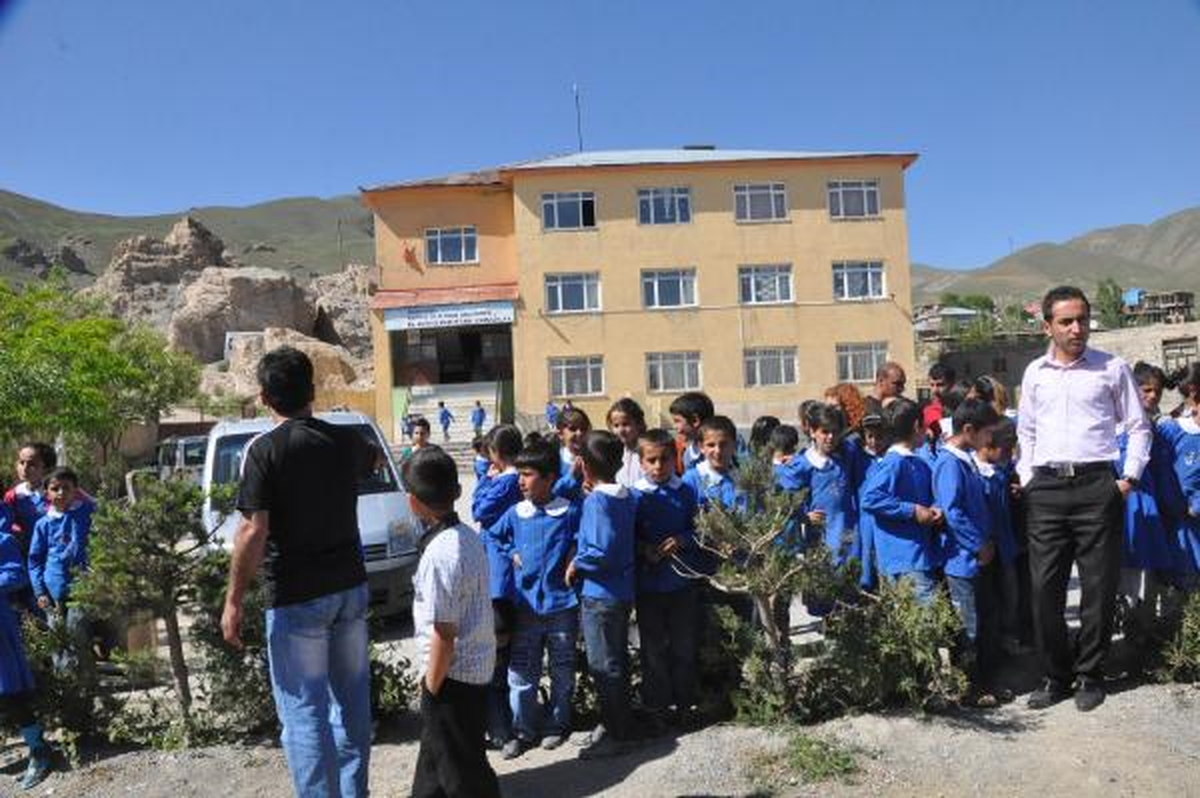 Hakkari'de Okul Bahçelerine Sosyal Destekli Fidan Dikimi