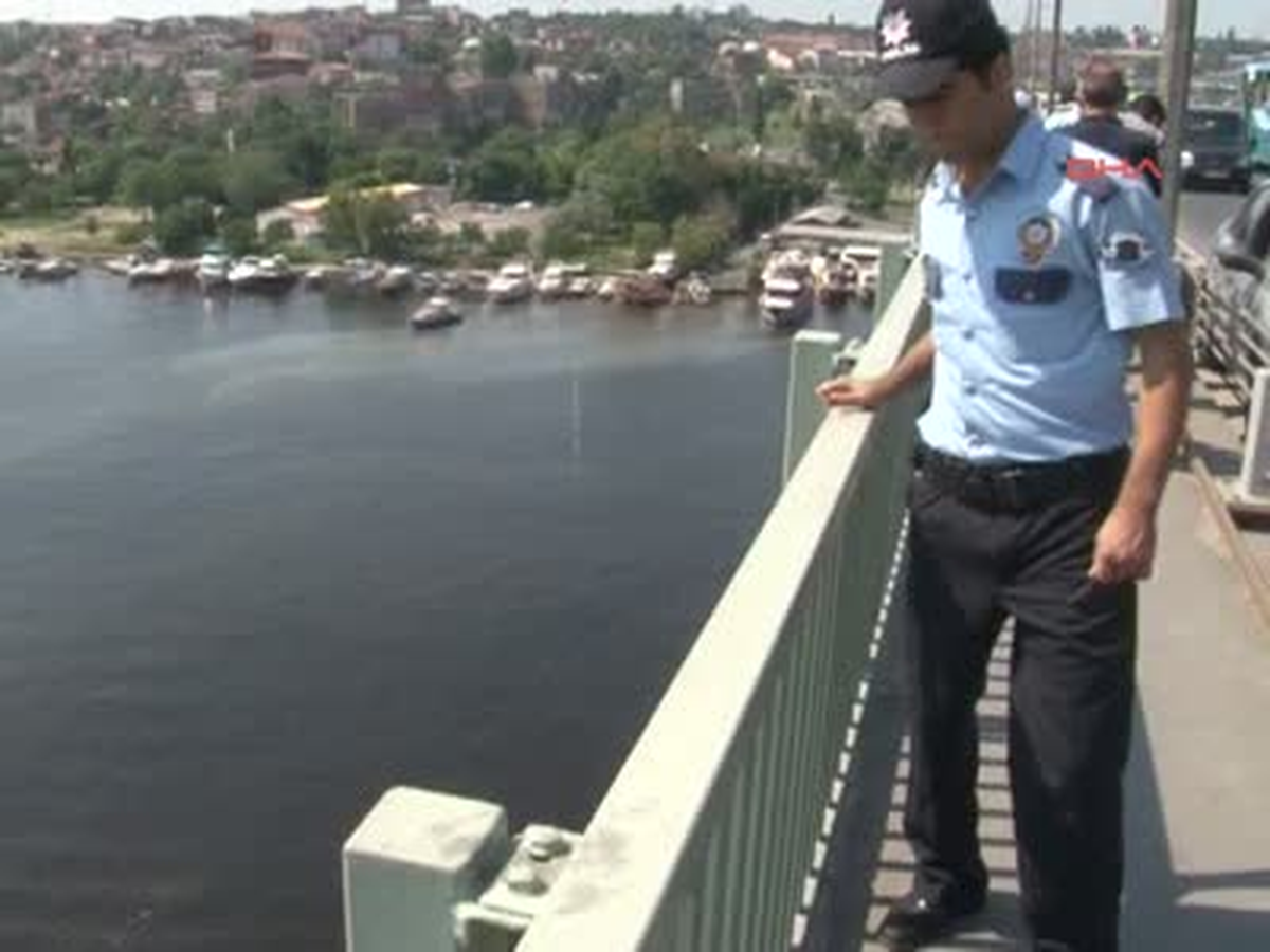 Haliç Köprüsü\'nden Atladı
