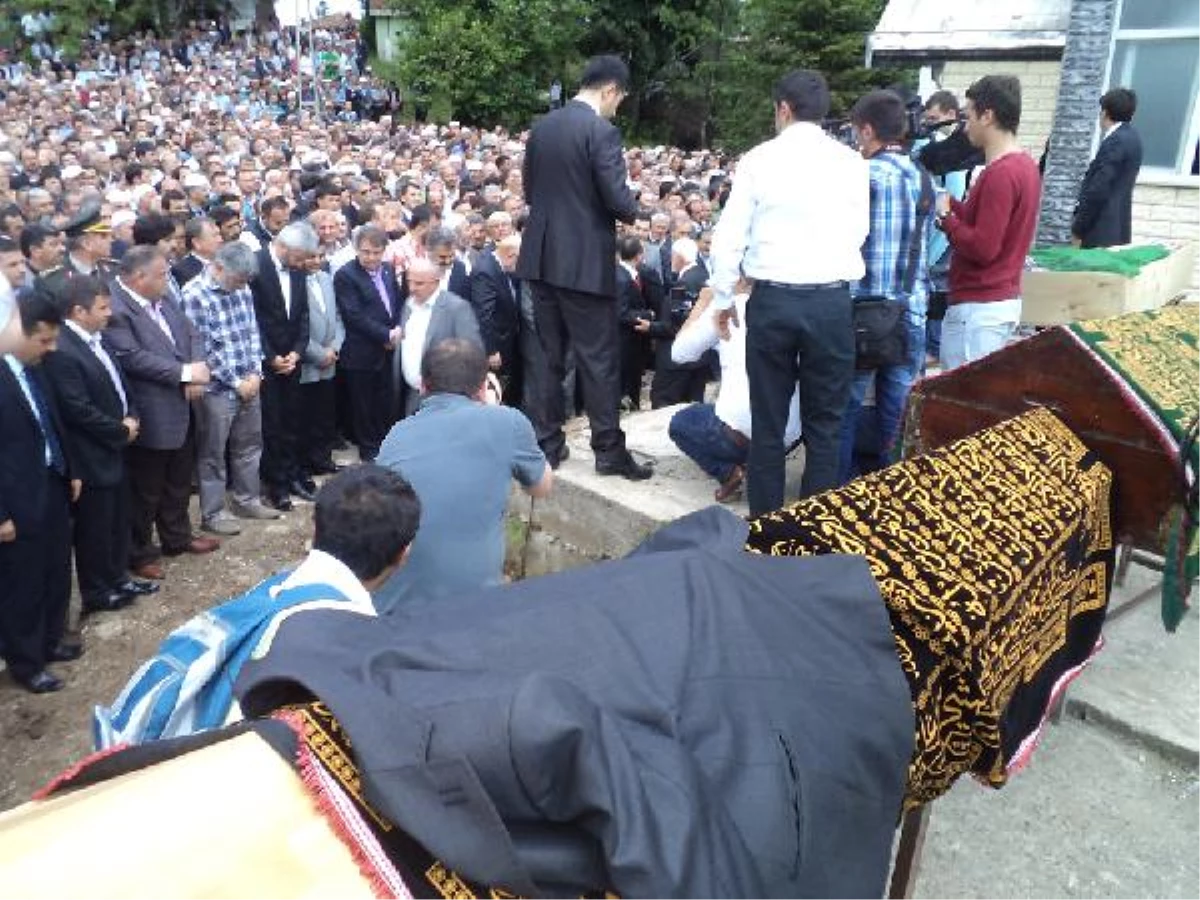 İçişleri Bakanı Şahin, Trafik Kazasında Ölen 4 Kişinin Cenaze Törenine Katıldı