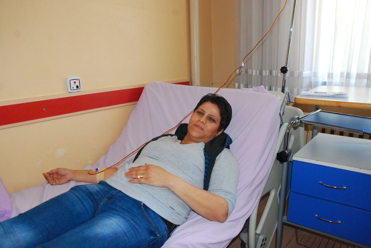 İki Defa Kanseri Yenen Kadın Çalışıp Babasına Bakıyor