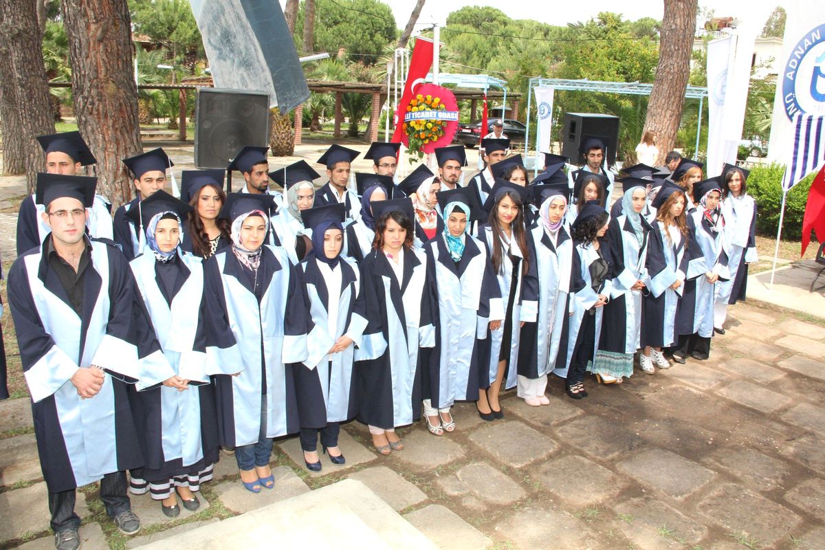 İlk Mezunlar Gözyaşlarıyla Uğurlandı