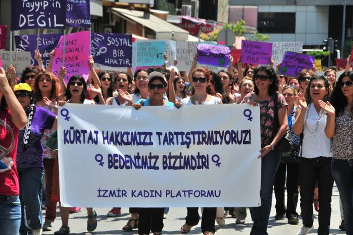 İzmir\'de Kadınlardan AK Parti Önünde Kürtaj Eylemi