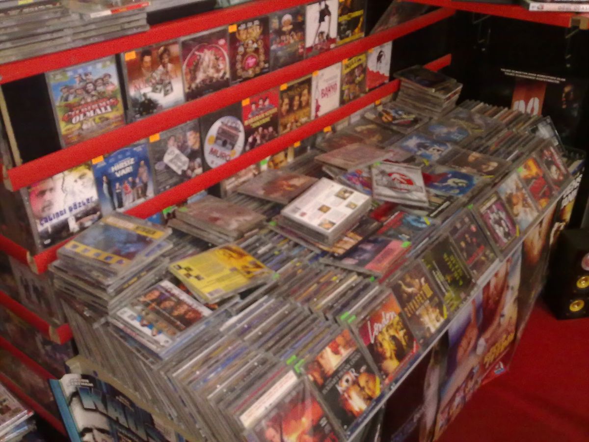 İzmir\'de Korsan Operasyonu