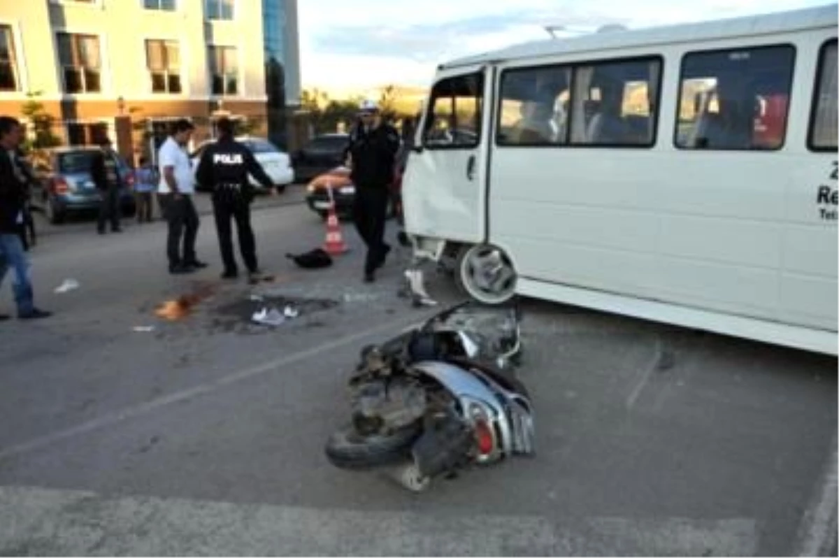 Motosikletli Öğrenciler Minibüsün Altına Girdi.2 Yaralı Sivas\'ta Motosiklet ile Eğitim Gördükleri...