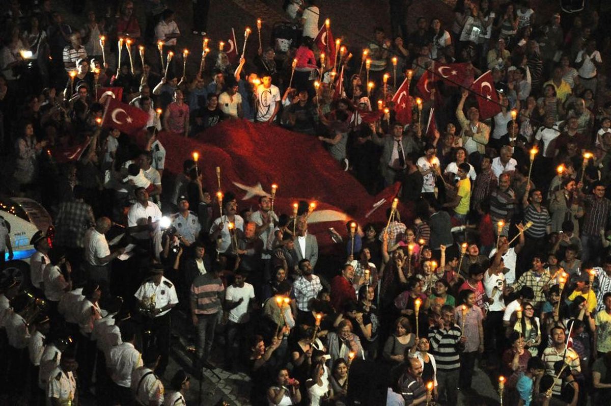 Ödemiş\'te \'İlk Kurşun Coşkusuyla Gençlik Şöleni\' Fener Alayı ile Sona Erdi