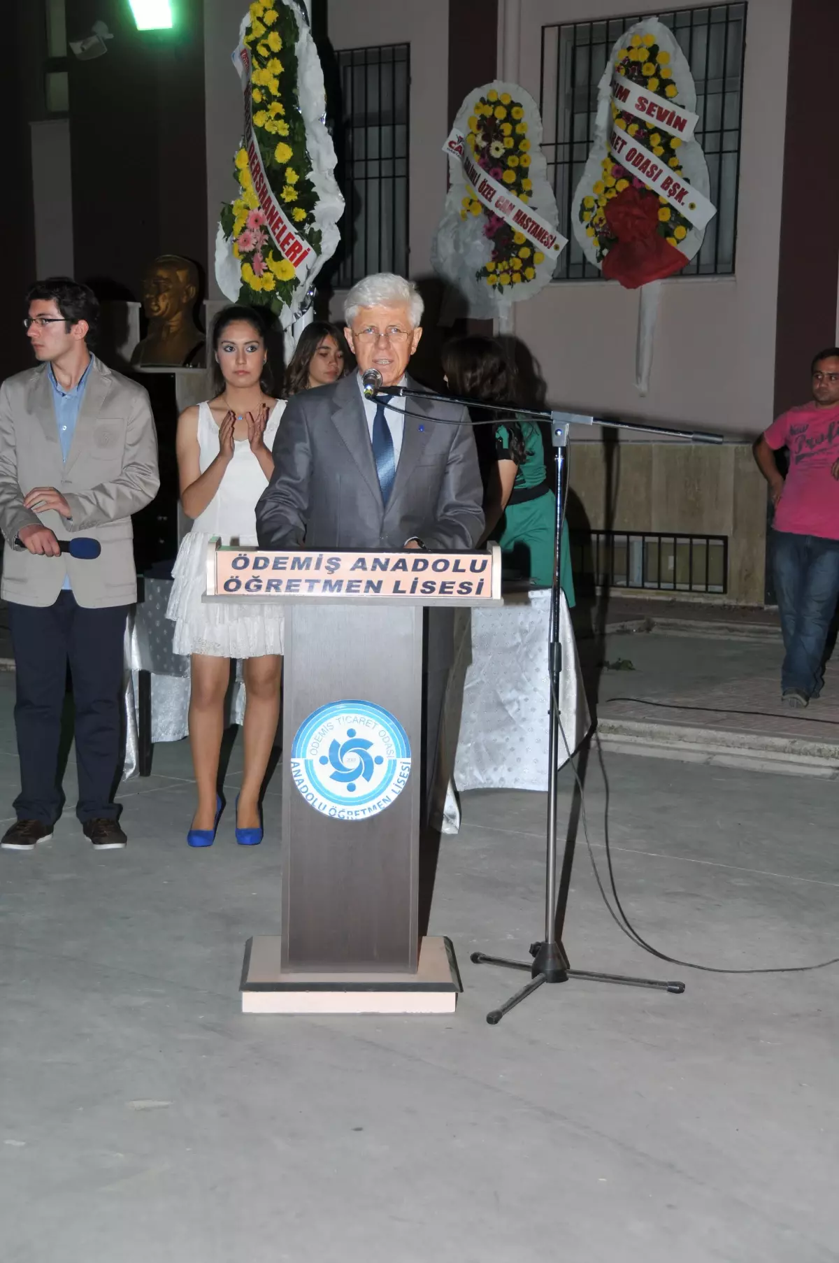 Öğretmen Adayları 10. Yıl Marşı ile Mezun Oldu