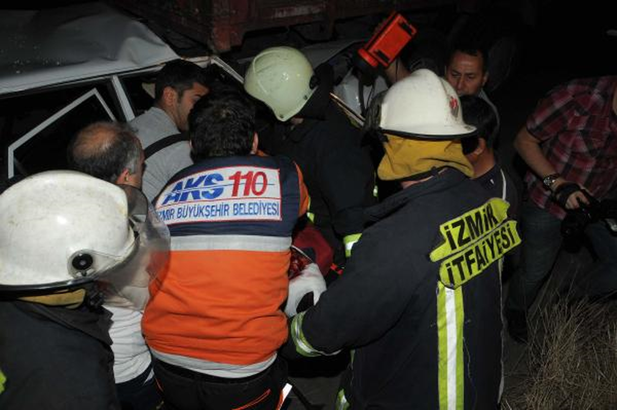 Otomobiliyle Kamyona Çarptı