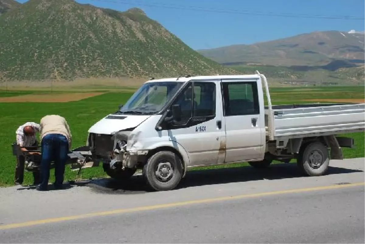 Otomobille Kamyonet Çarpıştı: 5 Yaralı