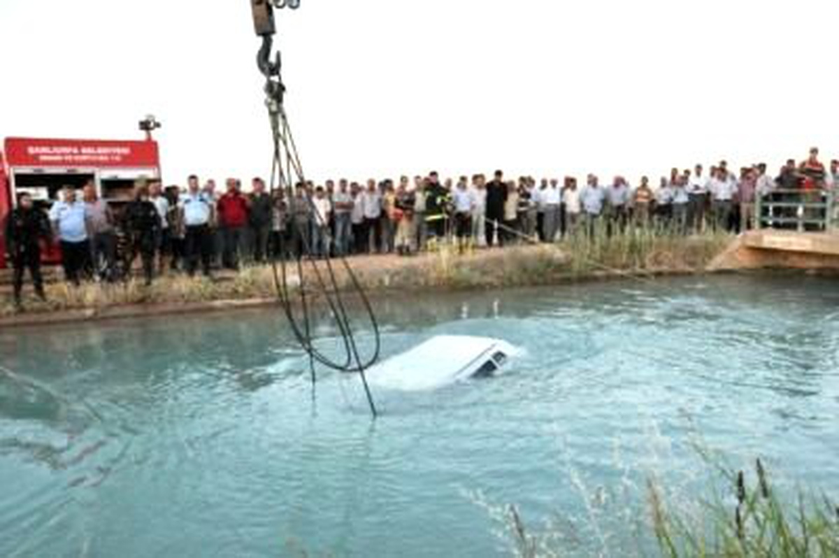 Otomobille Su Kanalına Uçan 5 Kadın Öğretmeni Köylüler Kurtardı