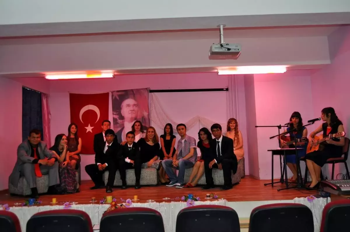 Pazaryeri\'nde Öğrenciler Şiirleriyle Mest Etti