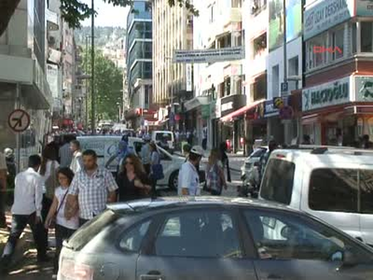 Poşet İçinde Banka Duvarına Bırakılan Boş Gömlek Paketi İzmit\'te Trafiği Altüst Etti