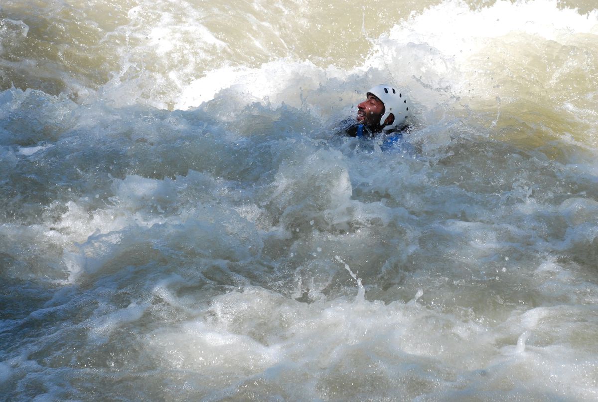 Raftıng Şampiyonasında Bottan Düşen Sporcu Ölüm Tehlikesi Atlattı