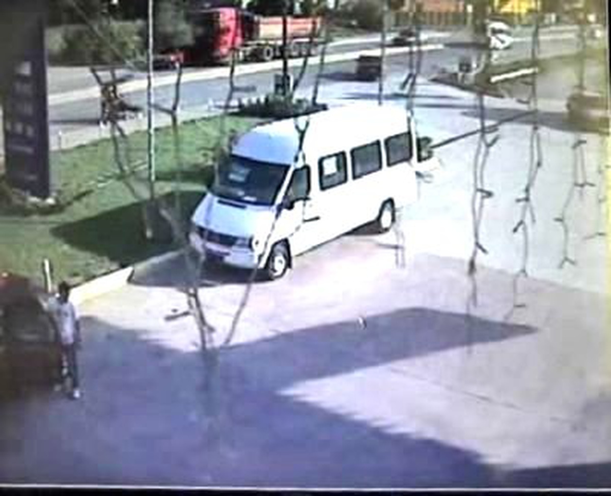 Tır\'ın Arkadan Çarptığı Otomobil, Havalanıp Karşı Şeritteki Aracın Üzerine Düştü.2 Ölü, 1 Yaralı...