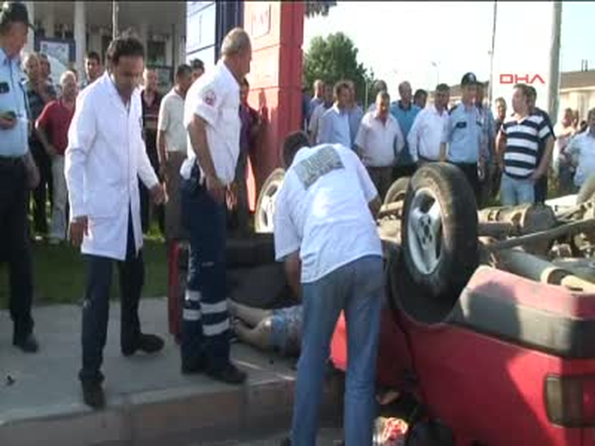 Tır\'ın Arkadan Çarptığı Otomobil Havalanıp Karşı Şeritteki Aracın Üzerine Düştü: 2 Ölü