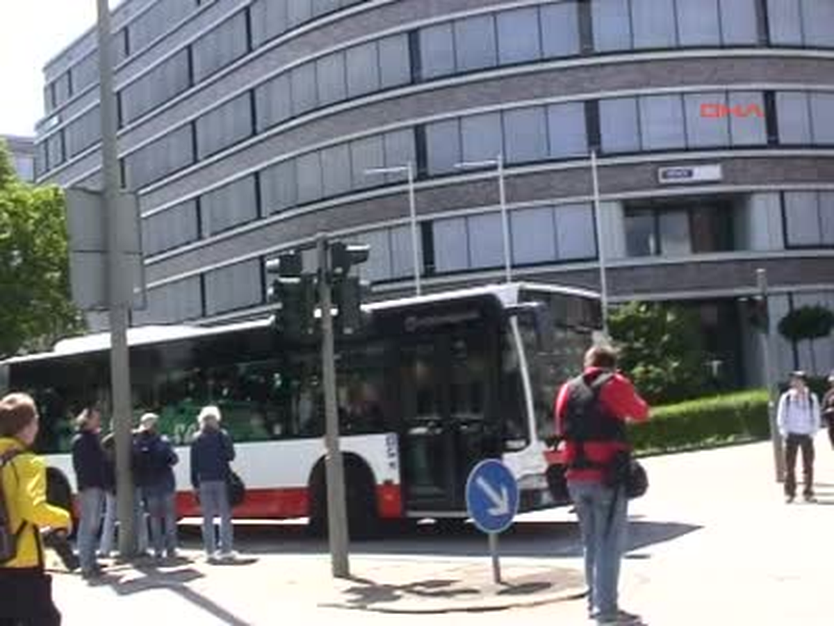 1hamburg\'da Neonazi Yürüyüşüne Karşı Çıkan Sol Gruplar Polisle Çatıştı