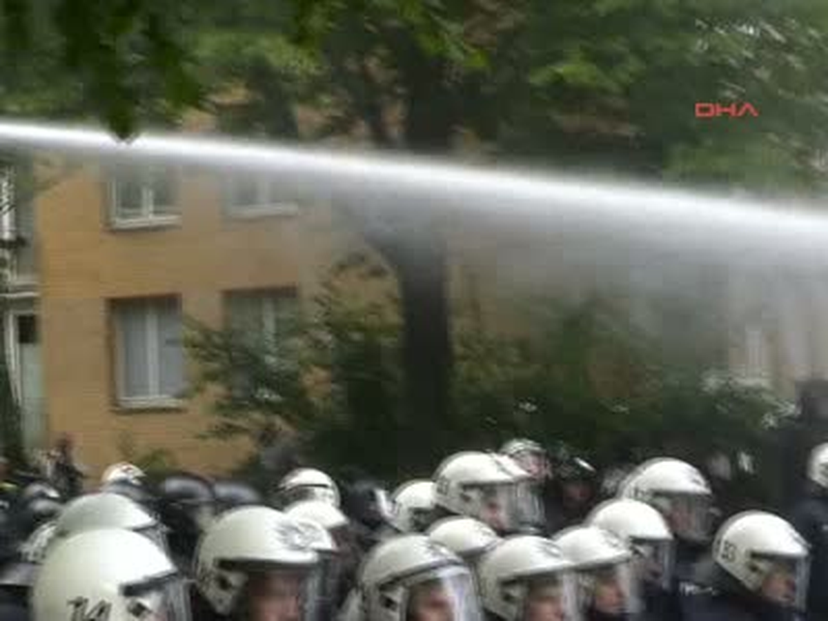 2hamburg\'da Neonazi Yürüyüşüne Karşı Çıkan Sol Gruplar Polisle Çatıştı