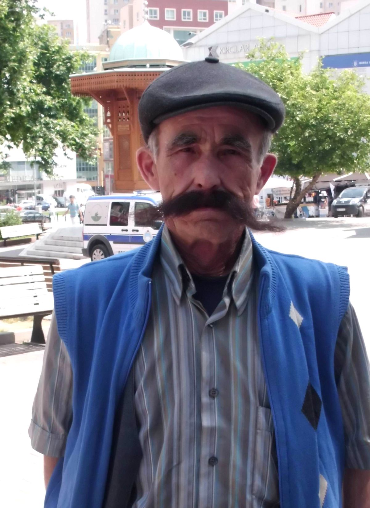 42 Yıldır Bıyığını Kesmiyor