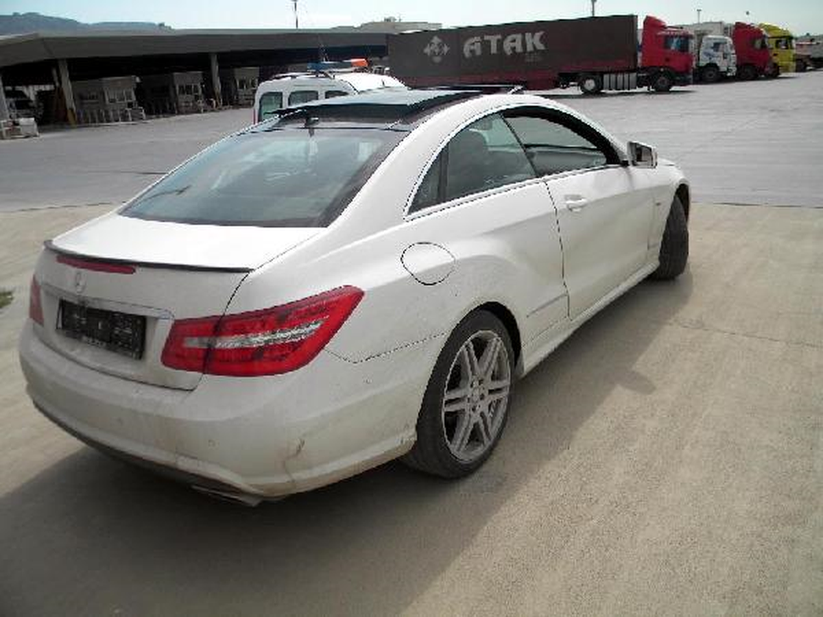 Antalya\'dan Çalınan Mercedes Otomobille Habur\'da Yakalandılar