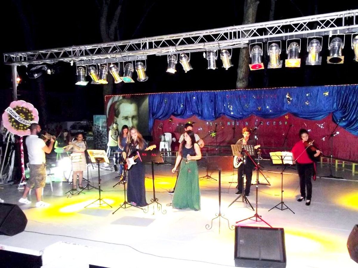 Ayal\'dan Unutulmaz Müzik Gecesi