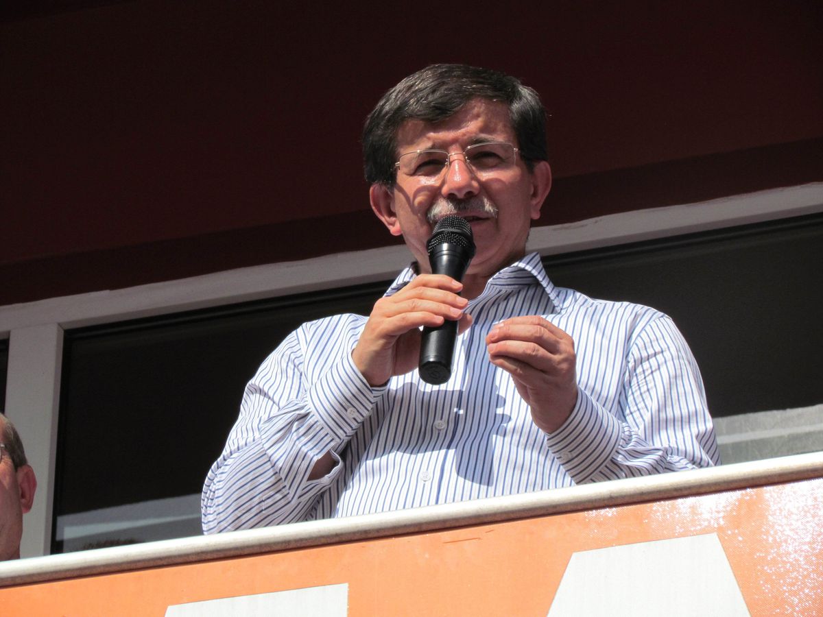 Bakan Davutoğlu, Parti Binasının Açılışını Yaptı