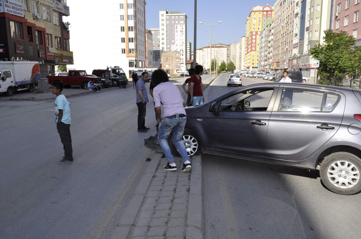 Benzin Damlayan Otomobile, Ellerinde Sigara ile Müdahale Ettiler