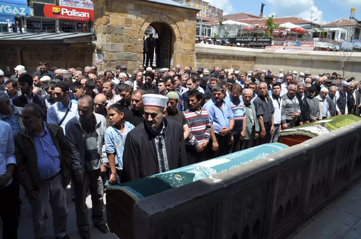 Eski Kocası Tarafından Bıçaklanarak Öldürülen Anne ve Kızı Yozgat\'ta Toprağa Verildi