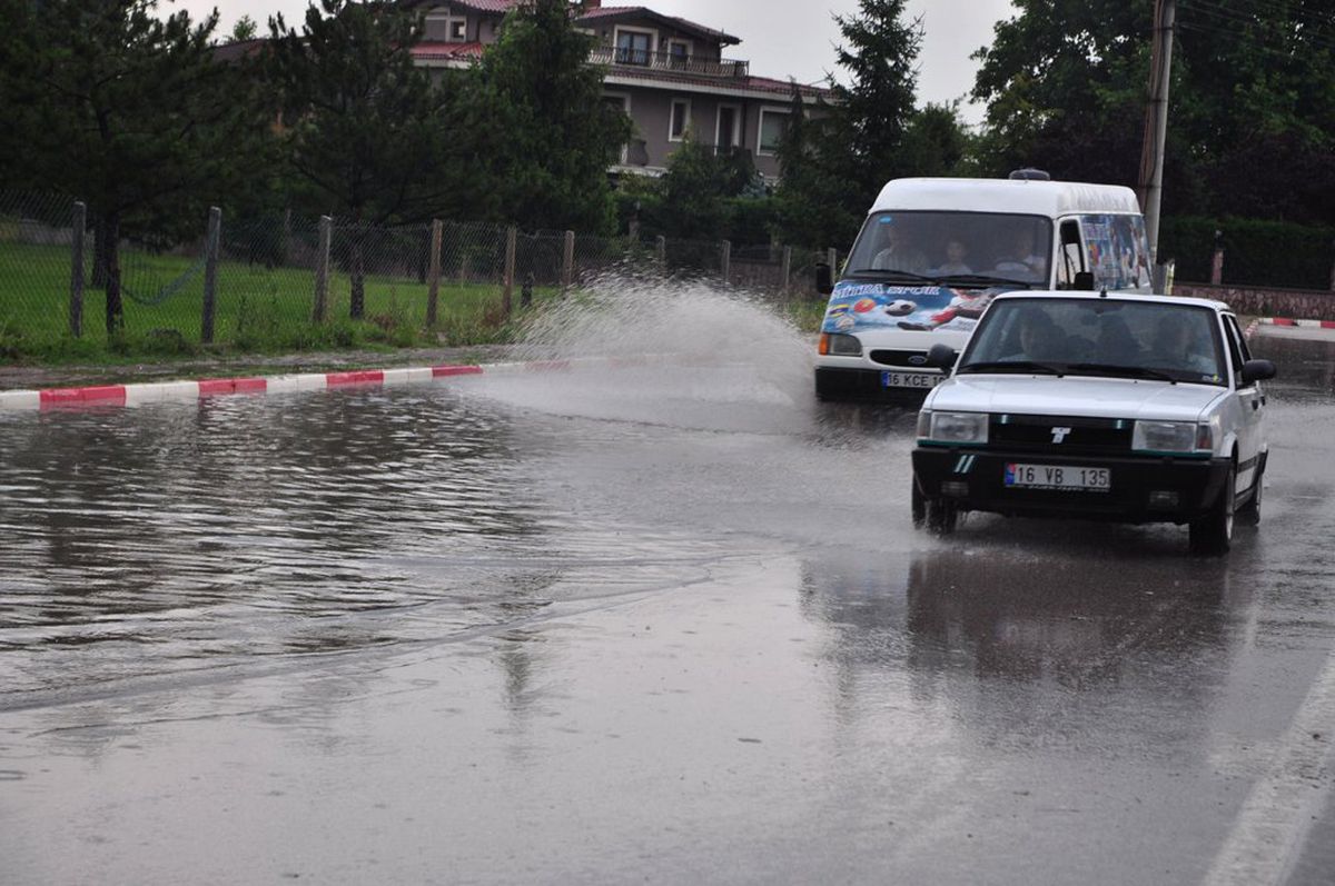 İnegöl\'de Ceviz Büyüklüğünde Dolu Yağdı