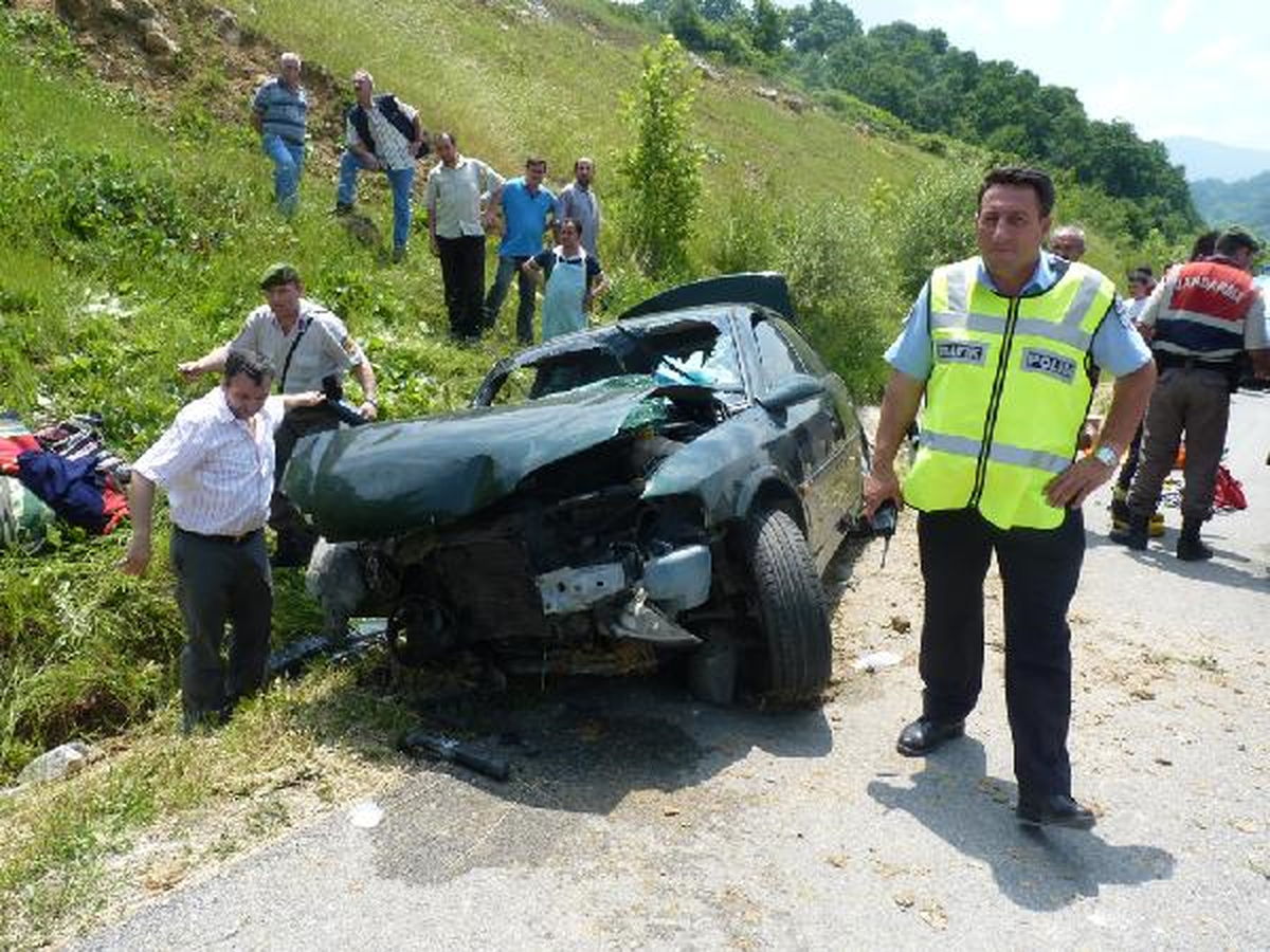 İnegöl\'de Otomobil Kayaya Çarptı; 5 Yaralı