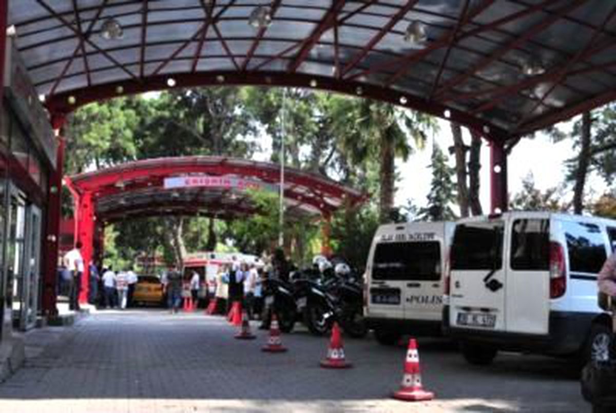 İzmir\'de Silahlı Kavga: 1 Ölü, 2 Yaralı