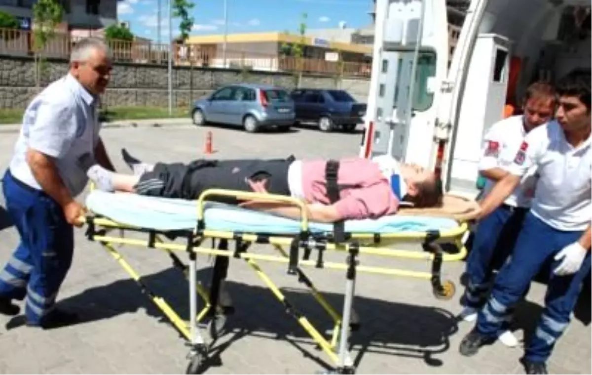 Kamyonet Şarampole Yuvarlandı