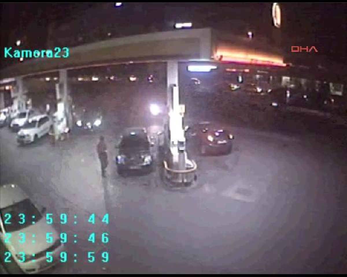 Lüks Otomobil Benzin İstasyonu Marketinin Camından Böyle Girdi (Güvenlik Kamerası Ek Görüntüleri)