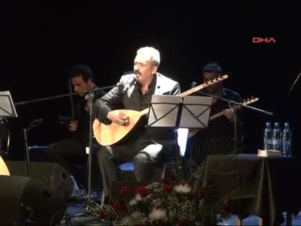 Nazım Hikmet Hayranları, Moskova\'da Yavuz Bingöl Türküleriyle Coştu