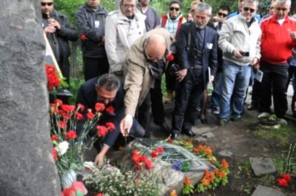 Nazım Hikmet, Ölümünün 49. Yılında Moskova'daki Mezarı Başında Anıldı