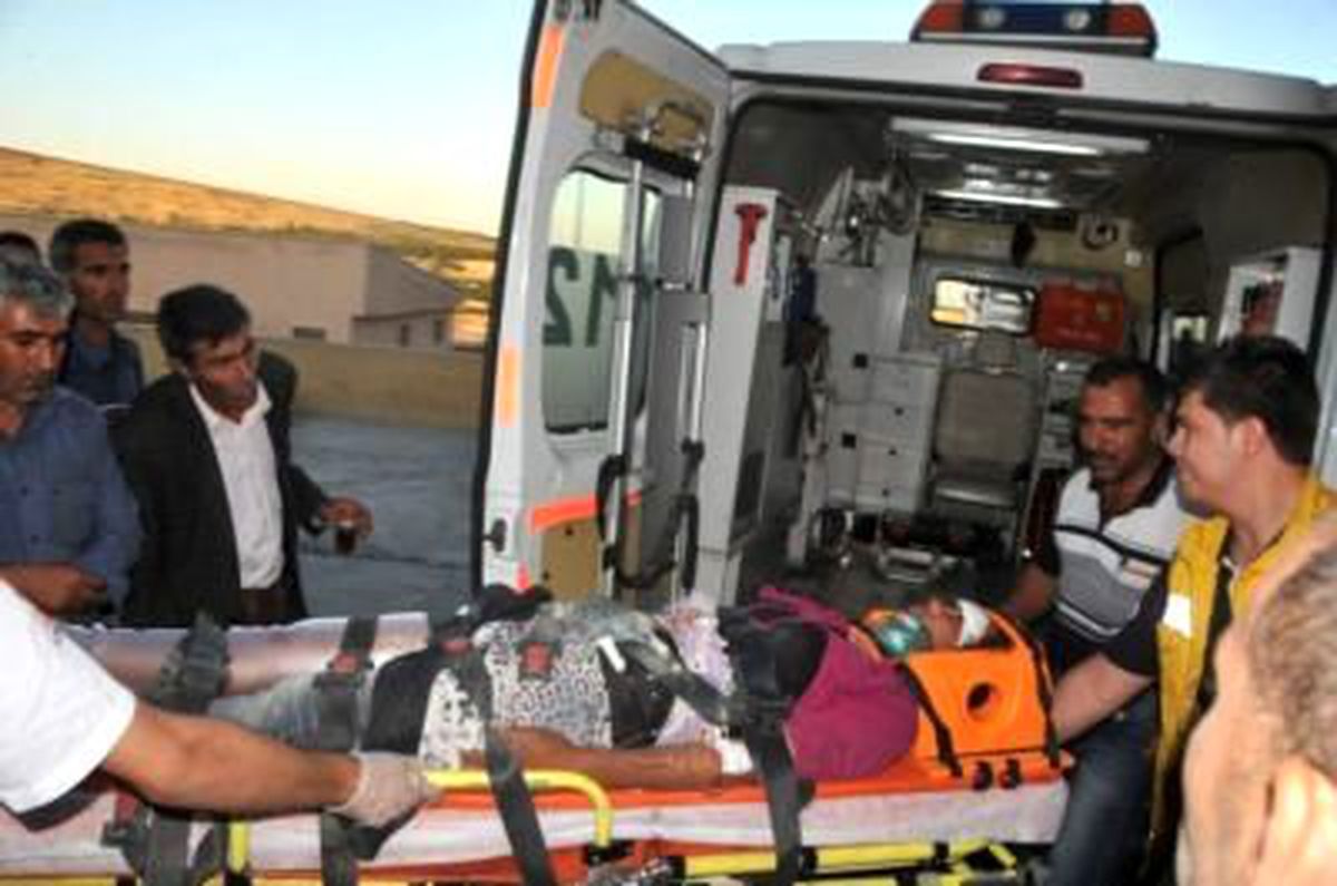 Şanlıurfa\'da Tarım İşçilerini Taşıyan Midibüsle Otomobil Çarpıştı, Çok Sayıda Yaralı Var (1)