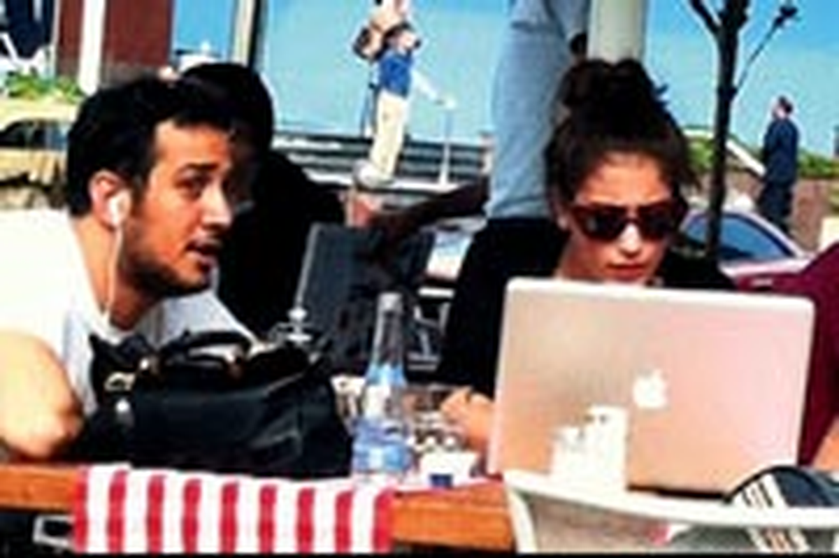 Sarp Apak'tan Hazal Kaya'ya Twitter Dersi
