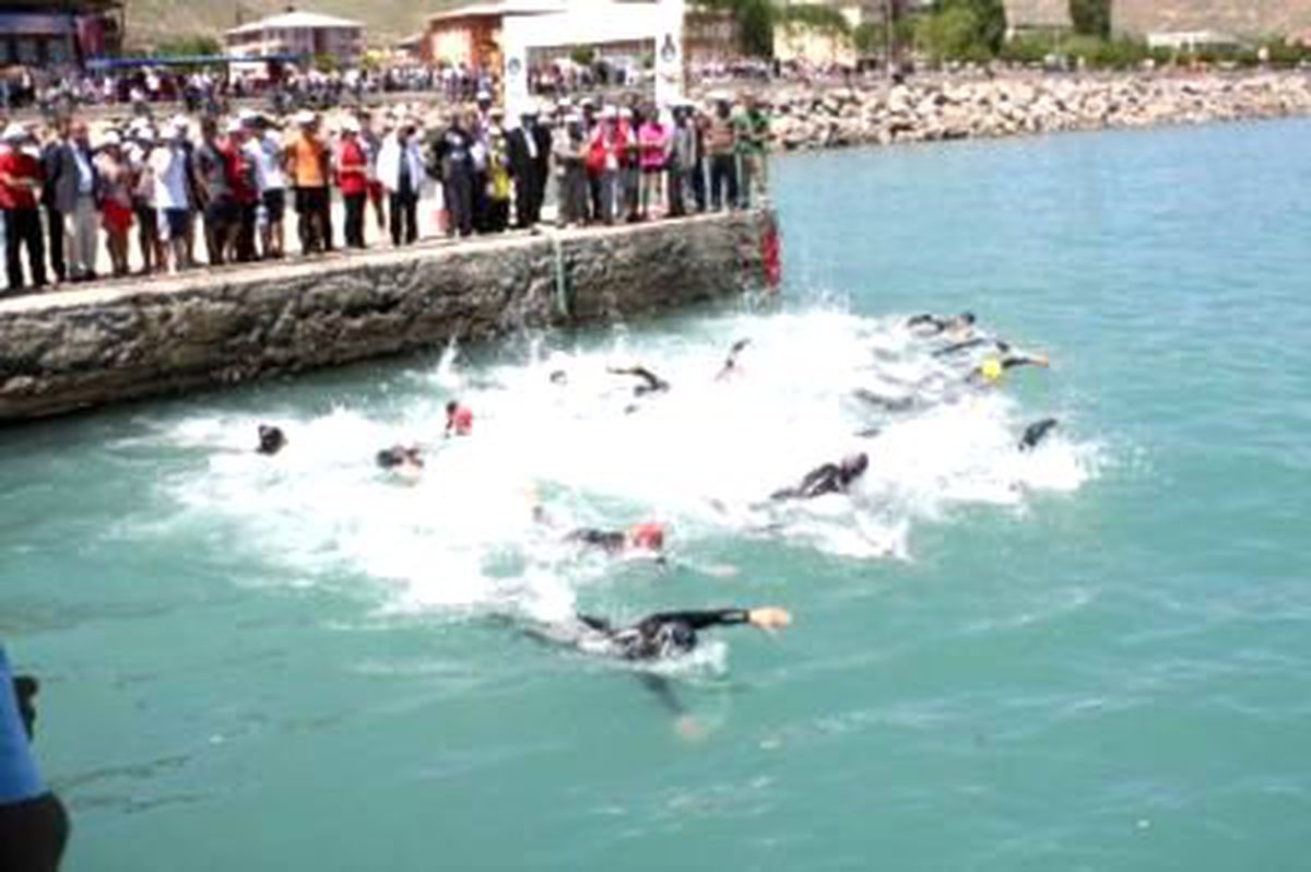 Tatvan\'da Triatlon Yarışması