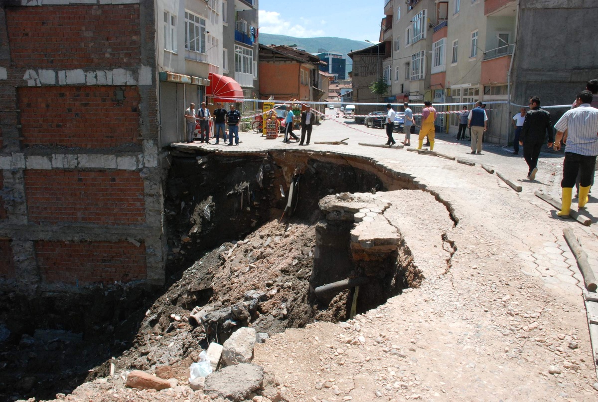 Temel Kazısı Çalışmarı Sırasında Yol Çöktü