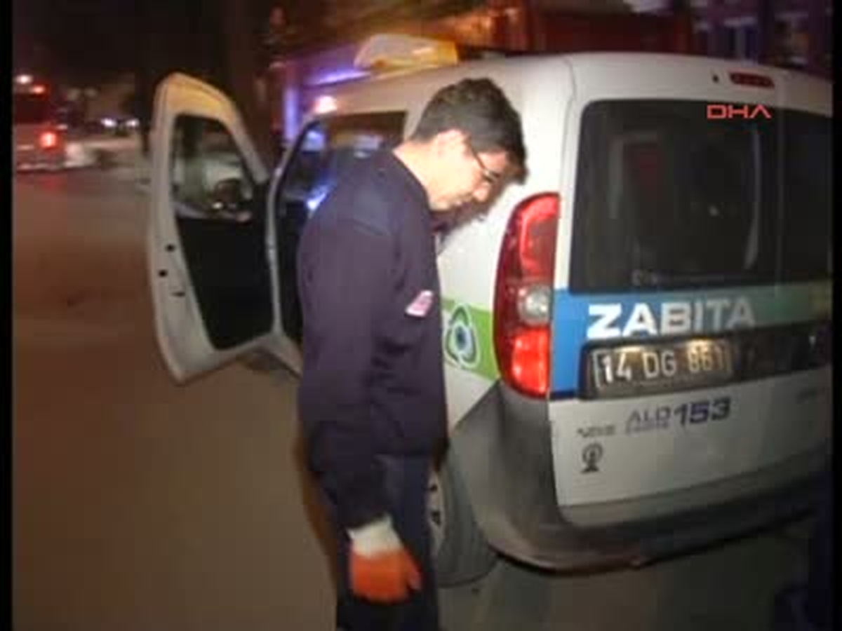 Zabıta Aracının Altına Giren Kediyi İtfaiyeciler Çıkarttı