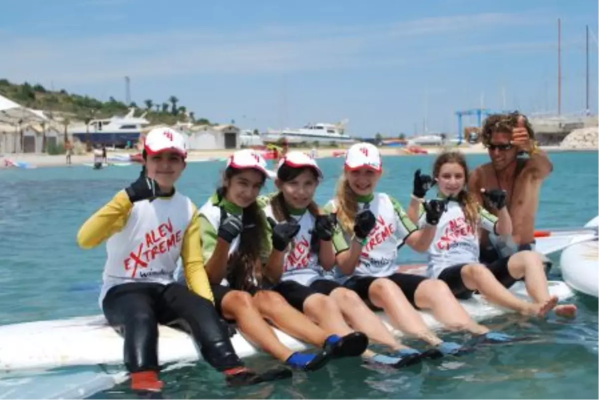 Alev\'li Sörfçüler Alaçatı\'nın Rüzgarında!