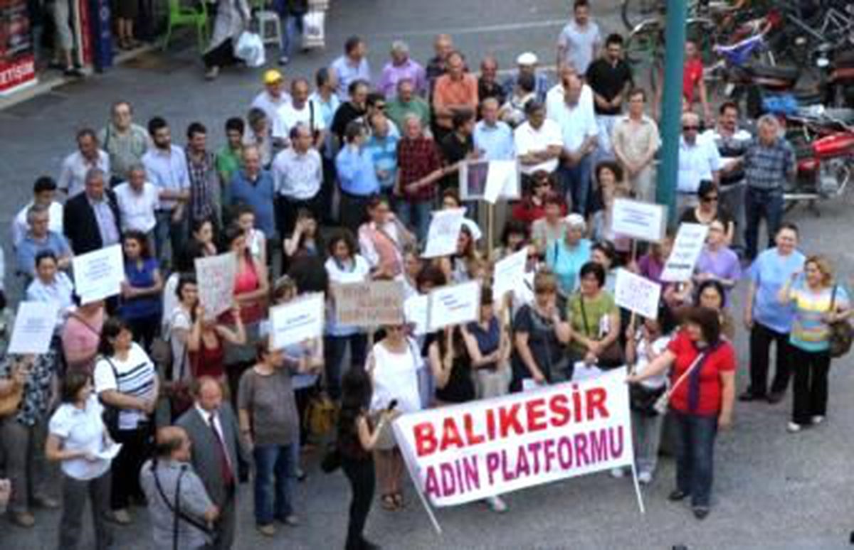 Balıkesir\'de Kadınlardan Kürtaj Protestosu