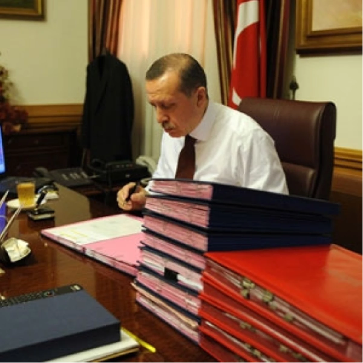 Başbakan Erdoğan\'ın "Küresel Barış Vizyonu" Adlı Kitabı Ofisine Getirildi
