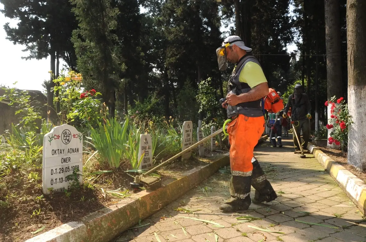 Başiskele Mezarlıklarında Bakım Çalışmaları Sürüyor