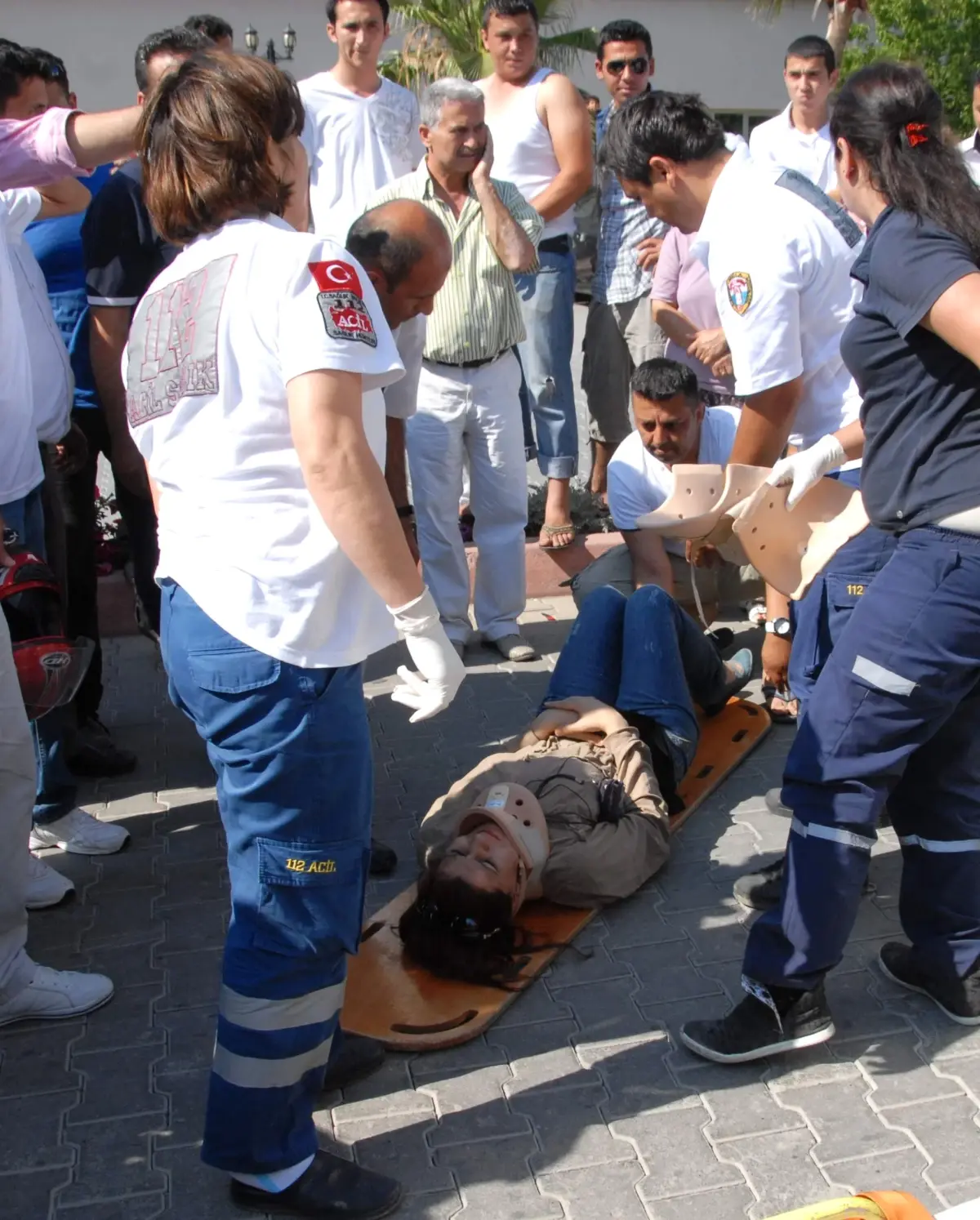 Bayan Sürücü Önüne Çıkan Çocuğa Çarpmamak İçin Yaralandı