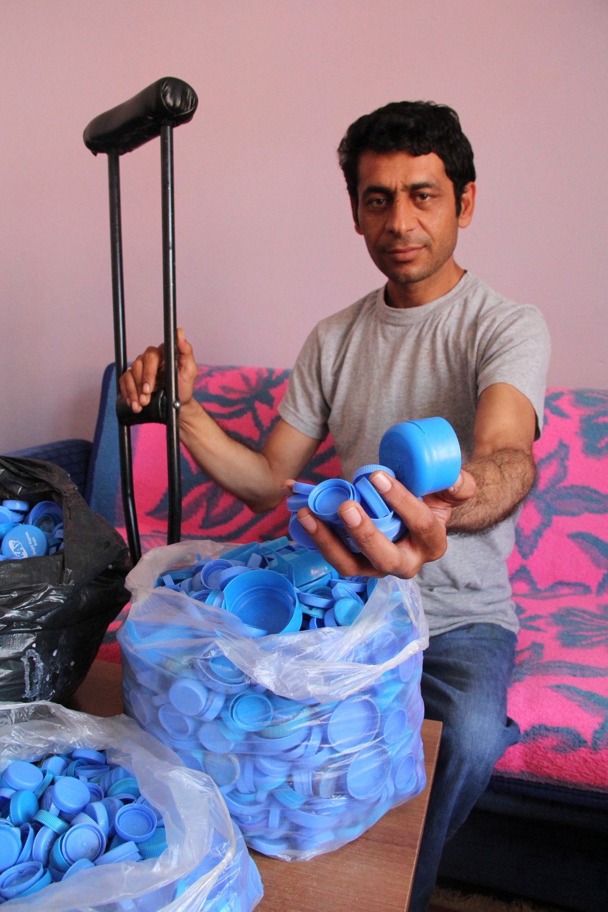 Bir Koltuk Değneğiyle Binlerce Mavi Kapak Topladı