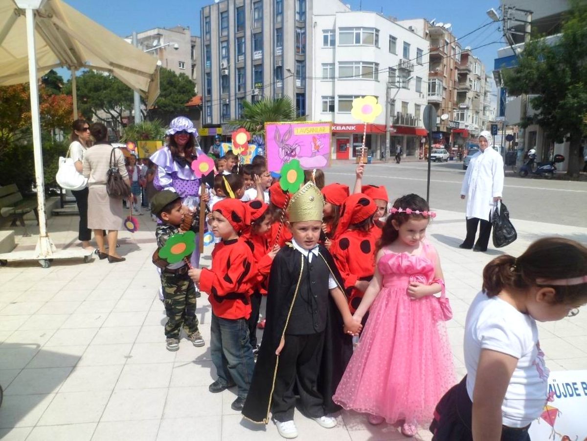 Burhaniye\'de Okul Öncesi Şenliği Coşkusu