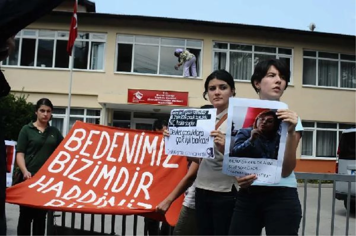 Bursa\'da Kürtaj Yasağına Tepki İçin Kadınlar Kendilerini Zincirledi