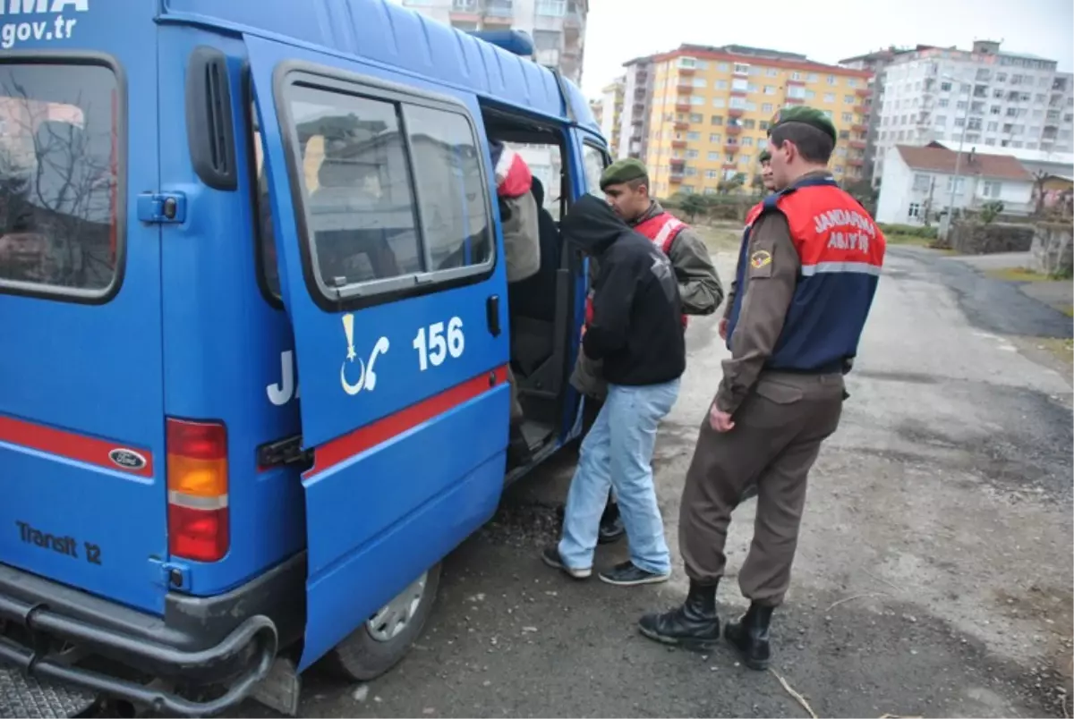 Çalıntı Kamyonetle Kaza Yapınca Yakalandılar