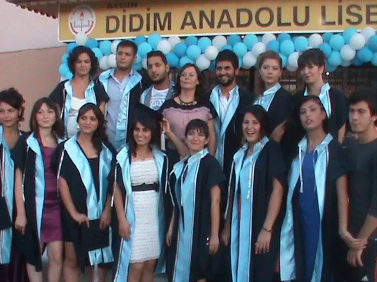 Didim Anadolu Lisesi\'nde Mezuniyet Sevinci…