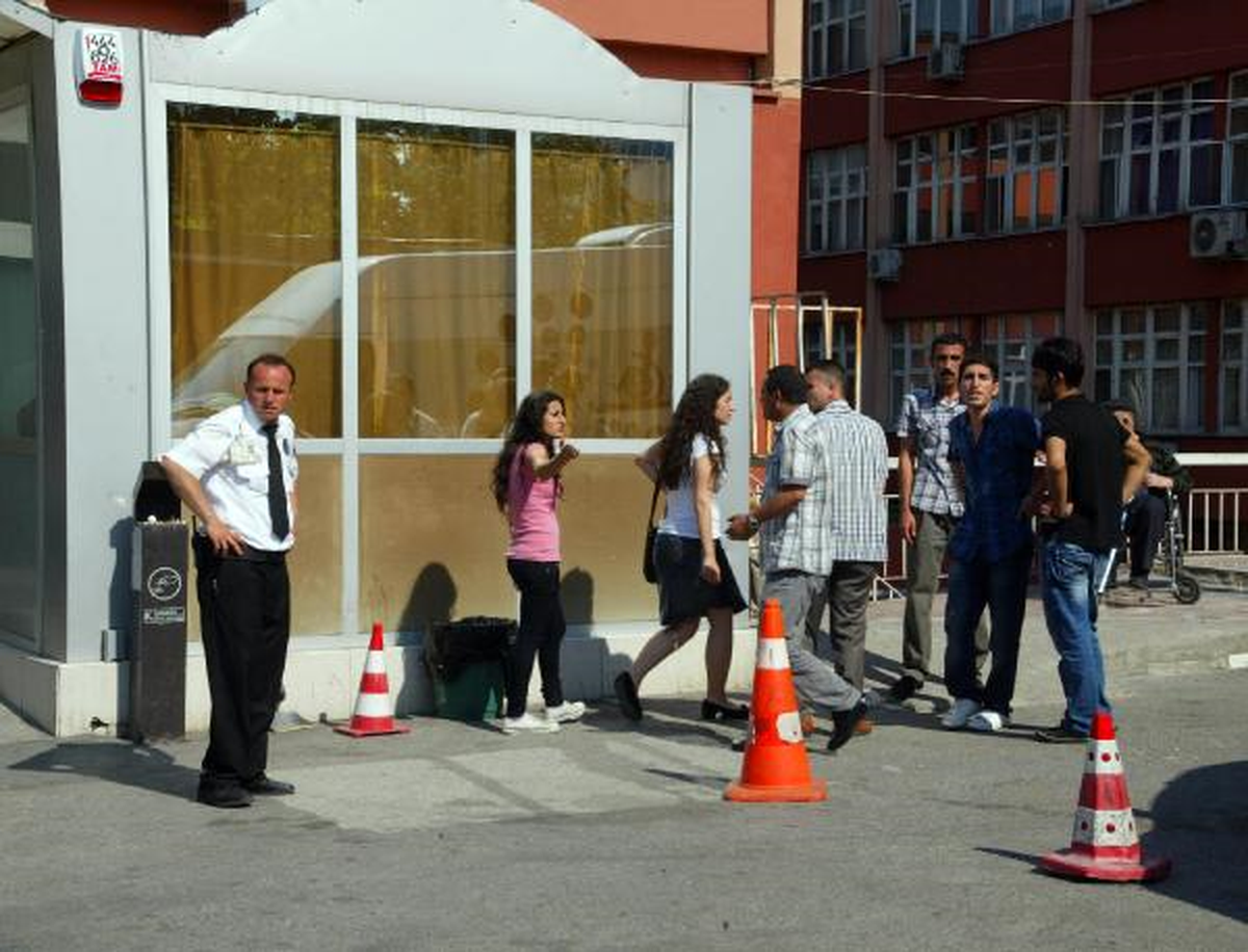 Ek Bilgilerle Yeniden / Marmara Üniversitesinde Karşıt Görüşlü Öğrenciler Arasında Kavga: 5 Yaralı