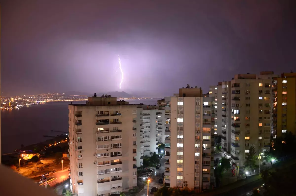 İzmir Şimşeklerle Aydınlandı